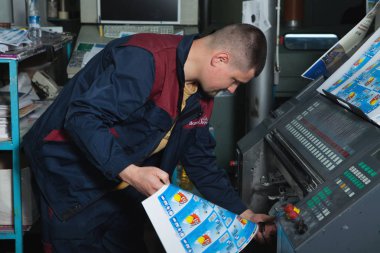 Kişinev, Moldova - 26 Nisan 2016: İşçilerin basımevi. Yazdırma fabrikasında baskı makinesinde çalışan insanlar. Kişinev, Moldova üzerinde 26 Nisan 2016 yılında sanayi işçileri