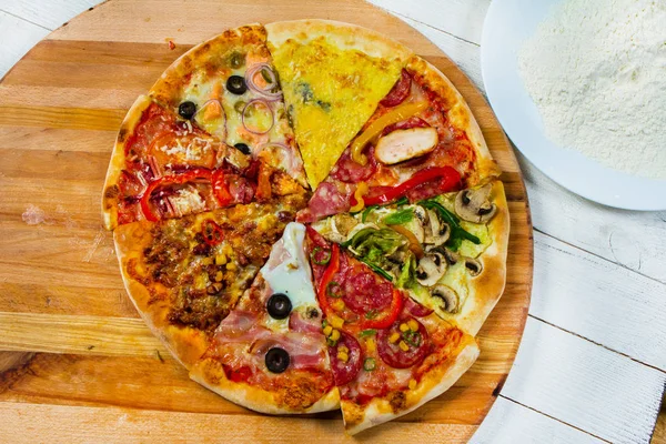 Italian pizza on wood table with ingredients — Stock Photo, Image