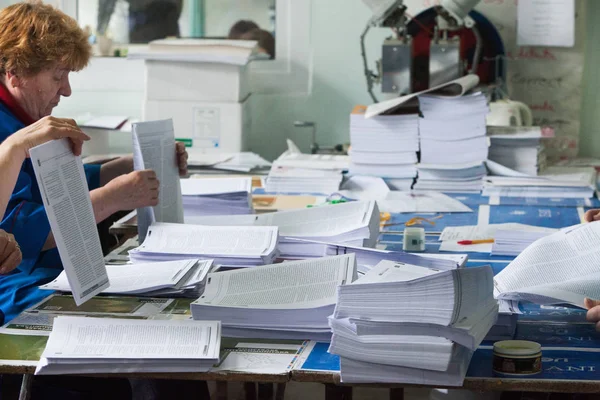 Кишинів, Молдова - 26 квітня 2016: Робітників у типографії. Люди, що працюють на підприємство оснащено друкарською машиною друку заводі. Працівники промисловості в Кишиневі, Молдова на 26 квітня 2016 — стокове фото