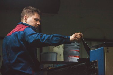 Kişinev, Moldova - 26 Nisan 2016: İşçilerin basımevi. Yazdırma fabrikasında baskı makinesinde çalışan insanlar. Kişinev, Moldova üzerinde 26 Nisan 2016 yılında sanayi işçileri
