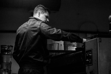 Kişinev, Moldova - 26 Nisan 2016: İşçilerin basımevi. Yazdırma fabrikasında baskı makinesinde çalışan insanlar. Kişinev, Moldova üzerinde 26 Nisan 2016 yılında sanayi işçileri