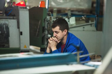 Kişinev, Moldova - 26 Nisan 2016: İşçilerin basımevi. Yazdırma fabrikasında baskı makinesinde çalışan insanlar. Kişinev, Moldova üzerinde 26 Nisan 2016 yılında sanayi işçileri