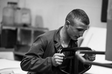 Kişinev, Moldova - 26 Nisan 2016: İşçilerin basımevi. Yazdırma fabrikasında baskı makinesinde çalışan insanlar. Kişinev, Moldova üzerinde 26 Nisan 2016 yılında sanayi işçileri