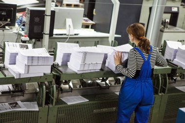 Kişinev, Moldova - 26 Nisan 2016: İşçilerin basımevi. Yazdırma fabrikasında baskı makinesinde çalışan insanlar. Kişinev, Moldova üzerinde 26 Nisan 2016 yılında sanayi işçileri