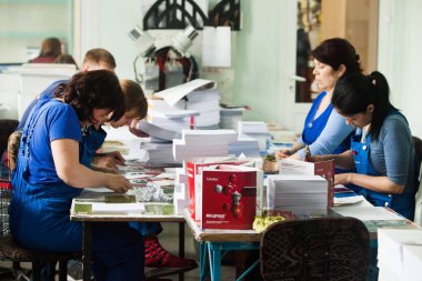Kişinev, Moldova - 26 Nisan 2016: İşçilerin basımevi. Yazdırma fabrikasında baskı makinesinde çalışan insanlar. Kişinev, Moldova üzerinde 26 Nisan 2016 yılında sanayi işçileri