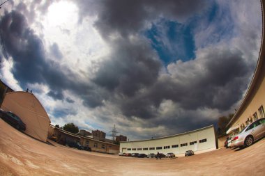 Kişinev, Moldova - 26 Nisan 2016: İşçilerin basımevi. Yazdırma fabrikasında baskı makinesinde çalışan insanlar. Kişinev, Moldova üzerinde 26 Nisan 2016 yılında sanayi işçileri