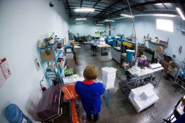 Kişinev, Moldova - 26 Nisan 2016: İşçilerin basımevi. Yazdırma fabrikasında baskı makinesinde çalışan insanlar. Kişinev, Moldova üzerinde 26 Nisan 2016 yılında sanayi işçileri