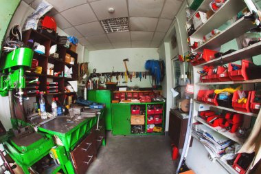 Kişinev, Moldova - 26 Nisan 2016: İşçilerin basımevi. Yazdırma fabrikasında baskı makinesinde çalışan insanlar. Kişinev, Moldova üzerinde 26 Nisan 2016 yılında sanayi işçileri