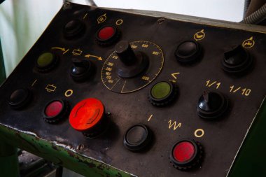 Kişinev, Moldova - 26 Nisan 2016: İşçilerin basımevi. Yazdırma fabrikasında baskı makinesinde çalışan insanlar. Kişinev, Moldova üzerinde 26 Nisan 2016 yılında sanayi işçileri