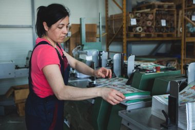 Kişinev, Moldova - 26 Nisan 2016: İşçilerin basımevi. Yazdırma fabrikasında baskı makinesinde çalışan insanlar. Kişinev, Moldova üzerinde 26 Nisan 2016 yılında sanayi işçileri