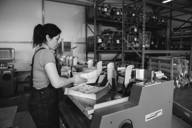 Kişinev, Moldova - 26 Nisan 2016: İşçilerin basımevi. Yazdırma fabrikasında baskı makinesinde çalışan insanlar. Kişinev, Moldova üzerinde 26 Nisan 2016 yılında sanayi işçileri