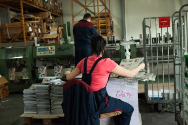 Kişinev, Moldova - 26 Nisan 2016: İşçilerin basımevi. Yazdırma fabrikasında baskı makinesinde çalışan insanlar. Kişinev, Moldova üzerinde 26 Nisan 2016 yılında sanayi işçileri