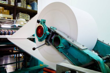 Kişinev, Moldova - 26 Nisan 2016: İşçilerin basımevi. Yazdırma fabrikasında baskı makinesinde çalışan insanlar. Kişinev, Moldova üzerinde 26 Nisan 2016 yılında sanayi işçileri