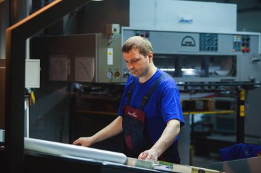 Kişinev, Moldova - 26 Nisan 2016: İşçilerin basımevi. Yazdırma fabrikasında baskı makinesinde çalışan insanlar. Kişinev, Moldova üzerinde 26 Nisan 2016 yılında sanayi işçileri