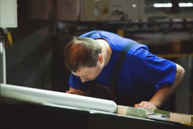 Kişinev, Moldova - 26 Nisan 2016: İşçilerin basımevi. Yazdırma fabrikasında baskı makinesinde çalışan insanlar. Kişinev, Moldova üzerinde 26 Nisan 2016 yılında sanayi işçileri