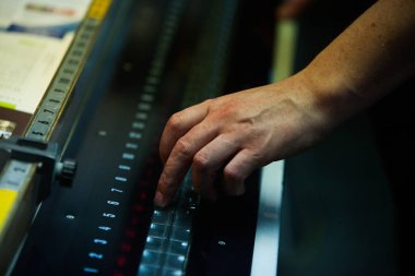 Kişinev, Moldova - 26 Nisan 2016: İşçilerin basımevi. Yazdırma fabrikasında baskı makinesinde çalışan insanlar. Kişinev, Moldova üzerinde 26 Nisan 2016 yılında sanayi işçileri