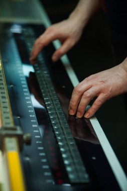 Kişinev, Moldova - 26 Nisan 2016: İşçilerin basımevi. Yazdırma fabrikasında baskı makinesinde çalışan insanlar. Kişinev, Moldova üzerinde 26 Nisan 2016 yılında sanayi işçileri