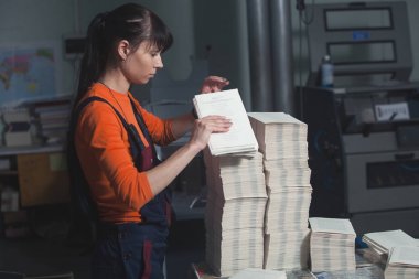 Kişinev, Moldova - 26 Nisan 2016: İşçilerin basımevi. Yazdırma fabrikasında baskı makinesinde çalışan insanlar. Kişinev, Moldova üzerinde 26 Nisan 2016 yılında sanayi işçileri