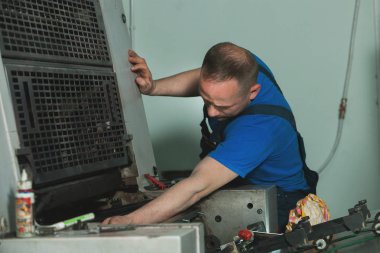 Kişinev, Moldova - 26 Nisan 2016: İşçilerin basımevi. Yazdırma fabrikasında baskı makinesinde çalışan insanlar. Kişinev, Moldova üzerinde 26 Nisan 2016 yılında sanayi işçileri