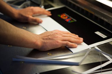 Kişinev, Moldova - 26 Nisan 2016: İşçilerin basımevi. Yazdırma fabrikasında baskı makinesinde çalışan insanlar. Kişinev, Moldova üzerinde 26 Nisan 2016 yılında sanayi işçileri