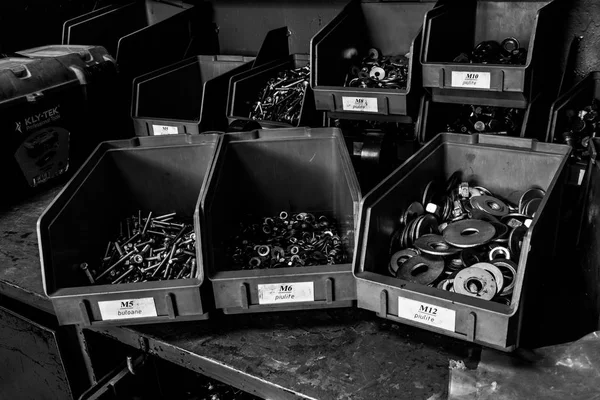 CHISINAU, MOLDOVA - 26 APRILE 2016: Lavoratori della tipografia. Persone che lavorano sulla macchina da stampa in fabbrica di stampa. Lavoratori industriali a Chisinau, Moldavia il 26 aprile 2016 — Foto Stock