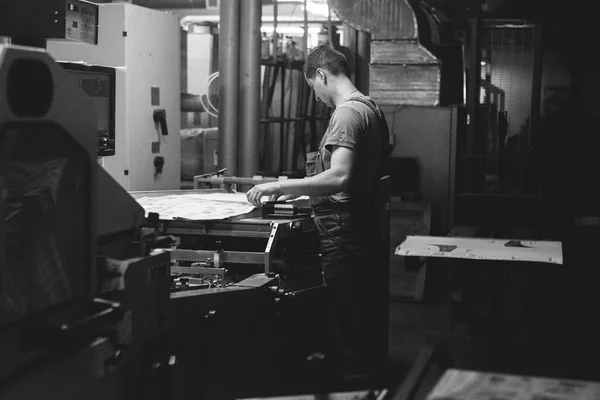 印刷家のキシナウ、モルドバ - 2016 年 4 月 26 日: 労働者。印刷工場の印刷機に携わっています。2016 年 4 月 26 日にモルドバ、キシナウの産業労働者 — ストック写真