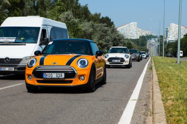 Kişinev, Moldova. 14 Temmuz 2016: Mini Cooper Kulübü Festivali Moldova. Turuncu Mini Cooper karanlık orman üzerinde 14 Temmuz 2016 yılında Kişinev, Moldova.