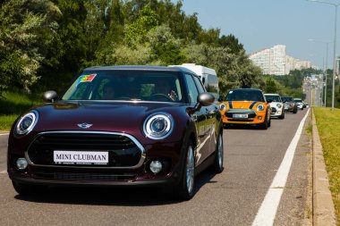 Kişinev, Moldova. 14 Temmuz 2016: Mini Cooper Kulübü Festivali Moldova. Turuncu Mini Cooper karanlık orman üzerinde 14 Temmuz 2016 yılında Kişinev, Moldova.