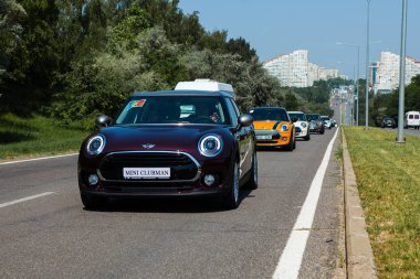 Kişinev, Moldova. 14 Temmuz 2016: Mini Cooper Kulübü Festivali Moldova. Turuncu Mini Cooper karanlık orman üzerinde 14 Temmuz 2016 yılında Kişinev, Moldova.
