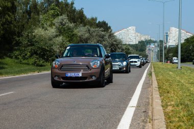 Kişinev, Moldova. 14 Temmuz 2016: Mini Cooper Kulübü Festivali Moldova. Turuncu Mini Cooper karanlık orman üzerinde 14 Temmuz 2016 yılında Kişinev, Moldova.