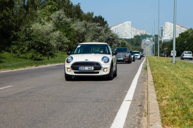 Kişinev, Moldova. 14 Temmuz 2016: Mini Cooper Kulübü Festivali Moldova. Turuncu Mini Cooper karanlık orman üzerinde 14 Temmuz 2016 yılında Kişinev, Moldova.