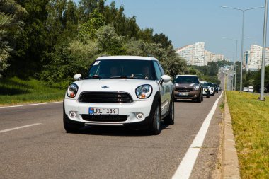Kişinev, Moldova. 14 Temmuz 2016: Mini Cooper Kulübü Festivali Moldova. Turuncu Mini Cooper karanlık orman üzerinde 14 Temmuz 2016 yılında Kişinev, Moldova.