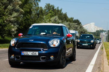 Kişinev, Moldova. 14 Temmuz 2016: Mini Cooper Kulübü Festivali Moldova. Turuncu Mini Cooper karanlık orman üzerinde 14 Temmuz 2016 yılında Kişinev, Moldova.