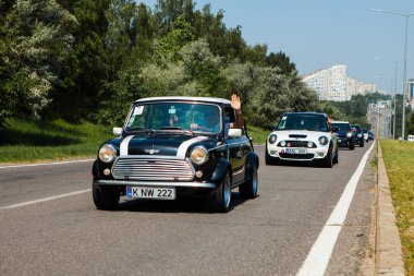 Kişinev, Moldova. 14 Temmuz 2016: Mini Cooper Kulübü Festivali Moldova. Turuncu Mini Cooper karanlık orman üzerinde 14 Temmuz 2016 yılında Kişinev, Moldova.