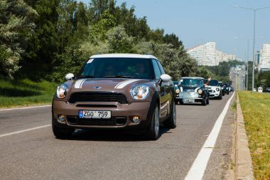 Kişinev, Moldova. 14 Temmuz 2016: Mini Cooper Kulübü Festivali Moldova. Turuncu Mini Cooper karanlık orman üzerinde 14 Temmuz 2016 yılında Kişinev, Moldova.