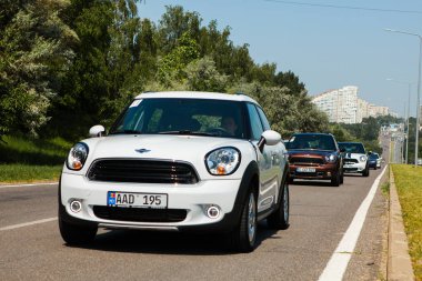 Kişinev, Moldova. 14 Temmuz 2016: Mini Cooper Kulübü Festivali Moldova. Turuncu Mini Cooper karanlık orman üzerinde 14 Temmuz 2016 yılında Kişinev, Moldova.