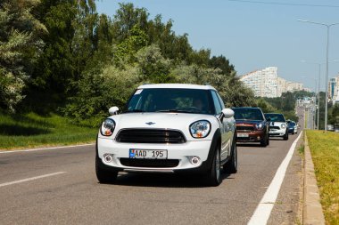 Kişinev, Moldova. 14 Temmuz 2016: Mini Cooper Kulübü Festivali Moldova. Turuncu Mini Cooper karanlık orman üzerinde 14 Temmuz 2016 yılında Kişinev, Moldova.