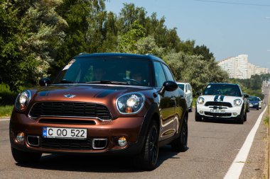 Kişinev, Moldova. 14 Temmuz 2016: Mini Cooper Kulübü Festivali Moldova. Turuncu Mini Cooper karanlık orman üzerinde 14 Temmuz 2016 yılında Kişinev, Moldova.