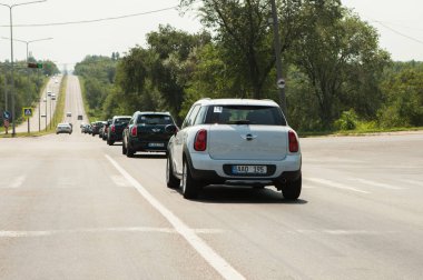 Kişinev, Moldova. 14 Temmuz 2016: Mini Cooper Kulübü Festivali Moldova. Turuncu Mini Cooper karanlık orman üzerinde 14 Temmuz 2016 yılında Kişinev, Moldova.