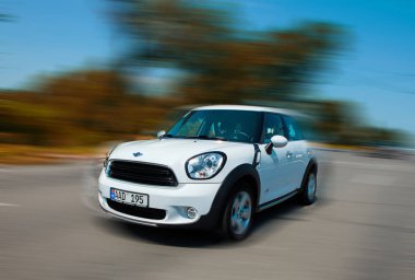 Kişinev, Moldova. 14 Temmuz 2016: Mini Cooper Kulübü Festivali Moldova. Turuncu Mini Cooper karanlık orman üzerinde 14 Temmuz 2016 yılında Kişinev, Moldova.