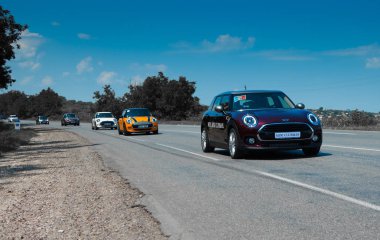 Kişinev, Moldova. 14 Temmuz 2016: Mini Cooper Kulübü Festivali Moldova. Turuncu Mini Cooper karanlık orman üzerinde 14 Temmuz 2016 yılında Kişinev, Moldova.