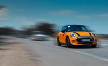 Kişinev, Moldova. 14 Temmuz 2016: Mini Cooper Kulübü Festivali Moldova. Turuncu Mini Cooper karanlık orman üzerinde 14 Temmuz 2016 yılında Kişinev, Moldova.