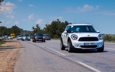 Kişinev, Moldova. 14 Temmuz 2016: Mini Cooper Kulübü Festivali Moldova. Turuncu Mini Cooper karanlık orman üzerinde 14 Temmuz 2016 yılında Kişinev, Moldova.
