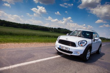 Kişinev, Moldova. 14 Temmuz 2016: Mini Cooper Kulübü Festivali Moldova. Turuncu Mini Cooper karanlık orman üzerinde 14 Temmuz 2016 yılında Kişinev, Moldova.