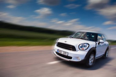 Kişinev, Moldova. 14 Temmuz 2016: Mini Cooper Kulübü Festivali Moldova. Turuncu Mini Cooper karanlık orman üzerinde 14 Temmuz 2016 yılında Kişinev, Moldova.