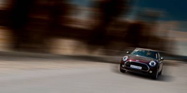 Kişinev, Moldova. 14 Temmuz 2016: Mini Cooper Kulübü Festivali Moldova. Turuncu Mini Cooper karanlık orman üzerinde 14 Temmuz 2016 yılında Kişinev, Moldova.