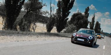 Kişinev, Moldova. 14 Temmuz 2016: Mini Cooper Kulübü Festivali Moldova. Turuncu Mini Cooper karanlık orman üzerinde 14 Temmuz 2016 yılında Kişinev, Moldova.