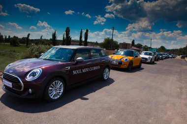 Kişinev, Moldova. 14 Temmuz 2016: Mini Cooper Kulübü Festivali Moldova. Turuncu Mini Cooper karanlık orman üzerinde 14 Temmuz 2016 yılında Kişinev, Moldova.