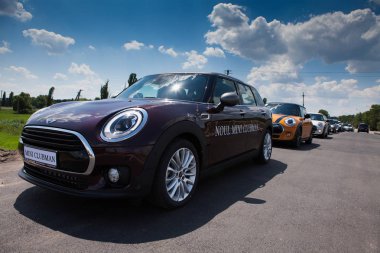 Kişinev, Moldova. 14 Temmuz 2016: Mini Cooper Kulübü Festivali Moldova. Turuncu Mini Cooper karanlık orman üzerinde 14 Temmuz 2016 yılında Kişinev, Moldova.