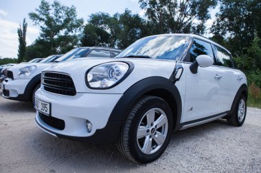 Kişinev, Moldova. 14 Temmuz 2016: Mini Cooper Kulübü Festivali Moldova. Turuncu Mini Cooper karanlık orman üzerinde 14 Temmuz 2016 yılında Kişinev, Moldova.